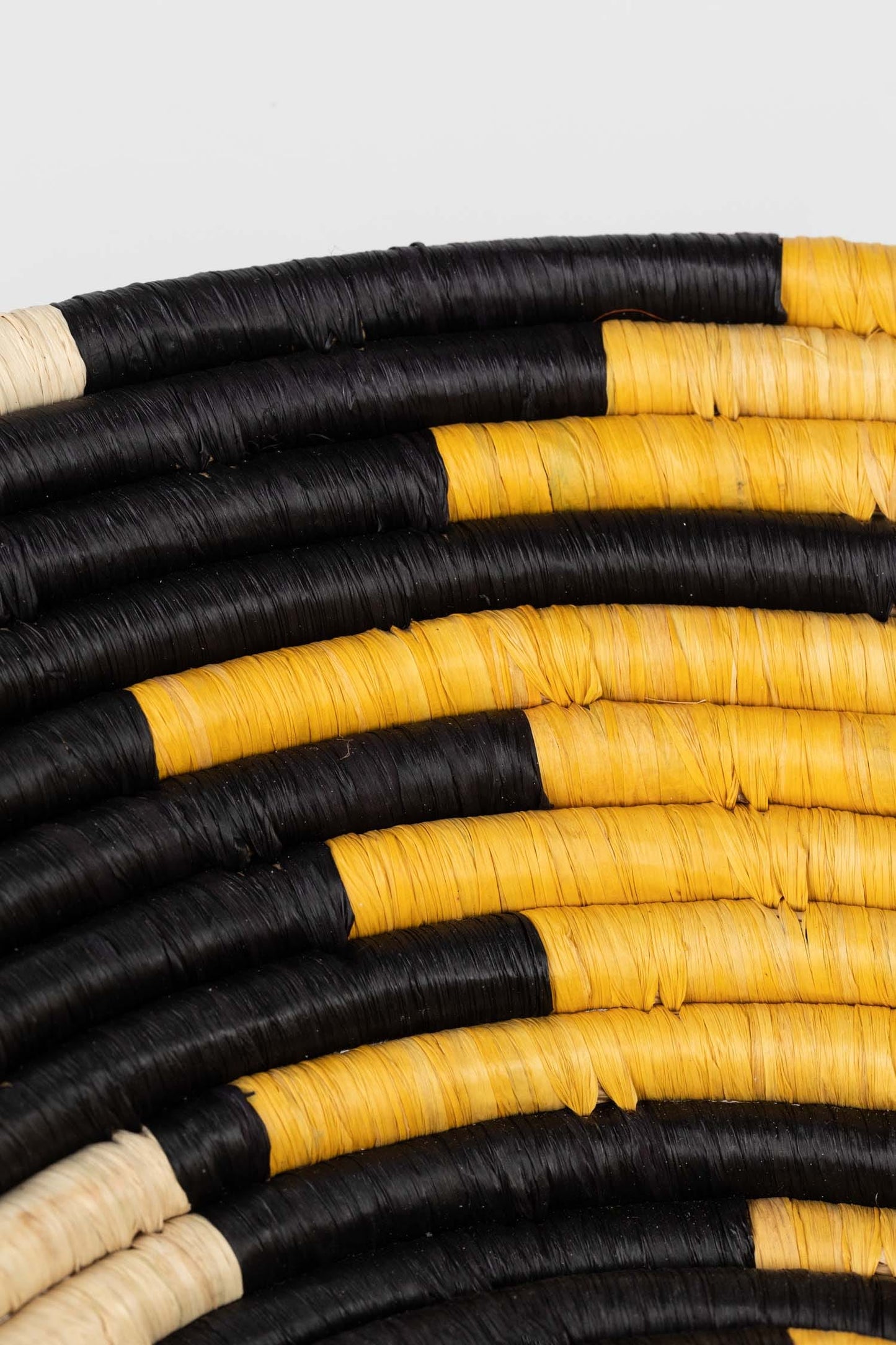 Basket spiral raffia/b-fiber 12Dx3H nat/yel/blk