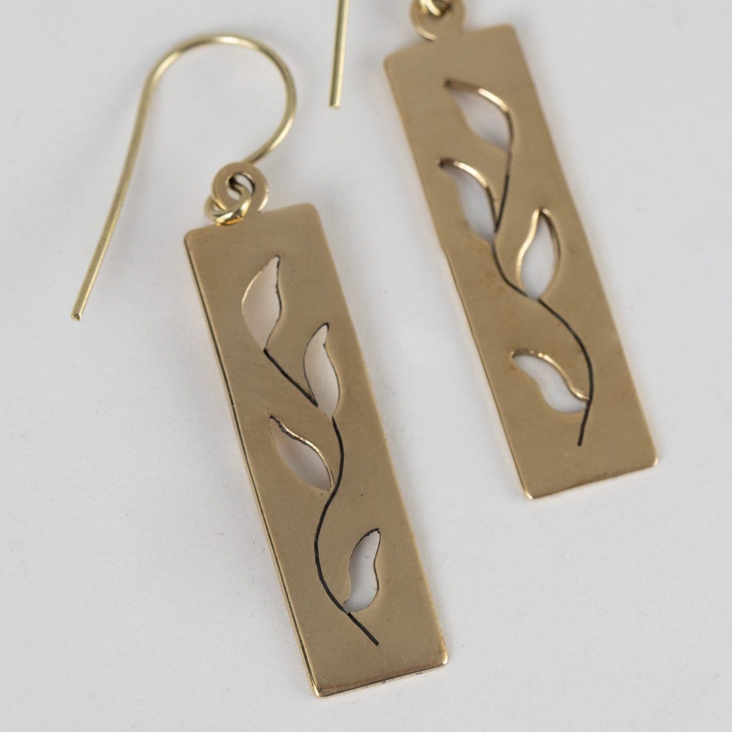 Earrings rect leaf cutout bombshell 2L brass