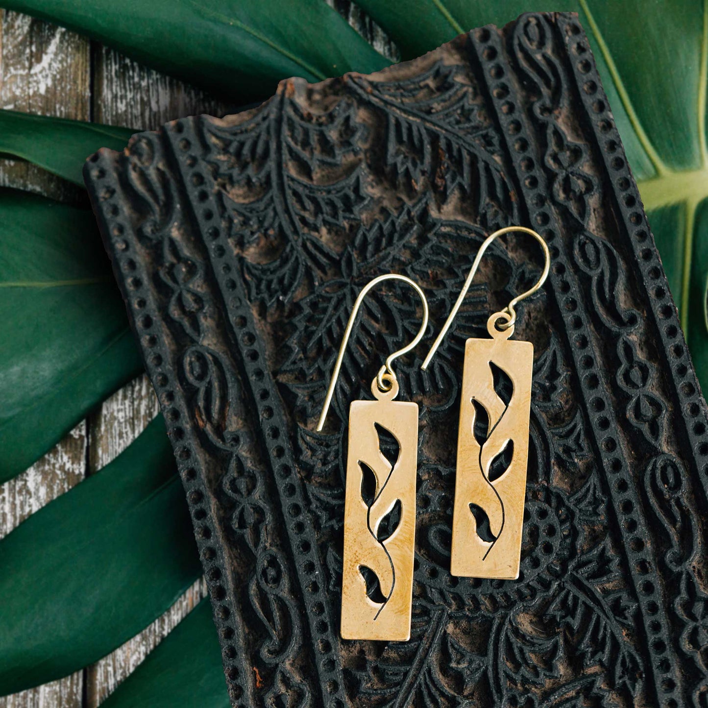 Earrings rect leaf cutout bombshell 2L brass