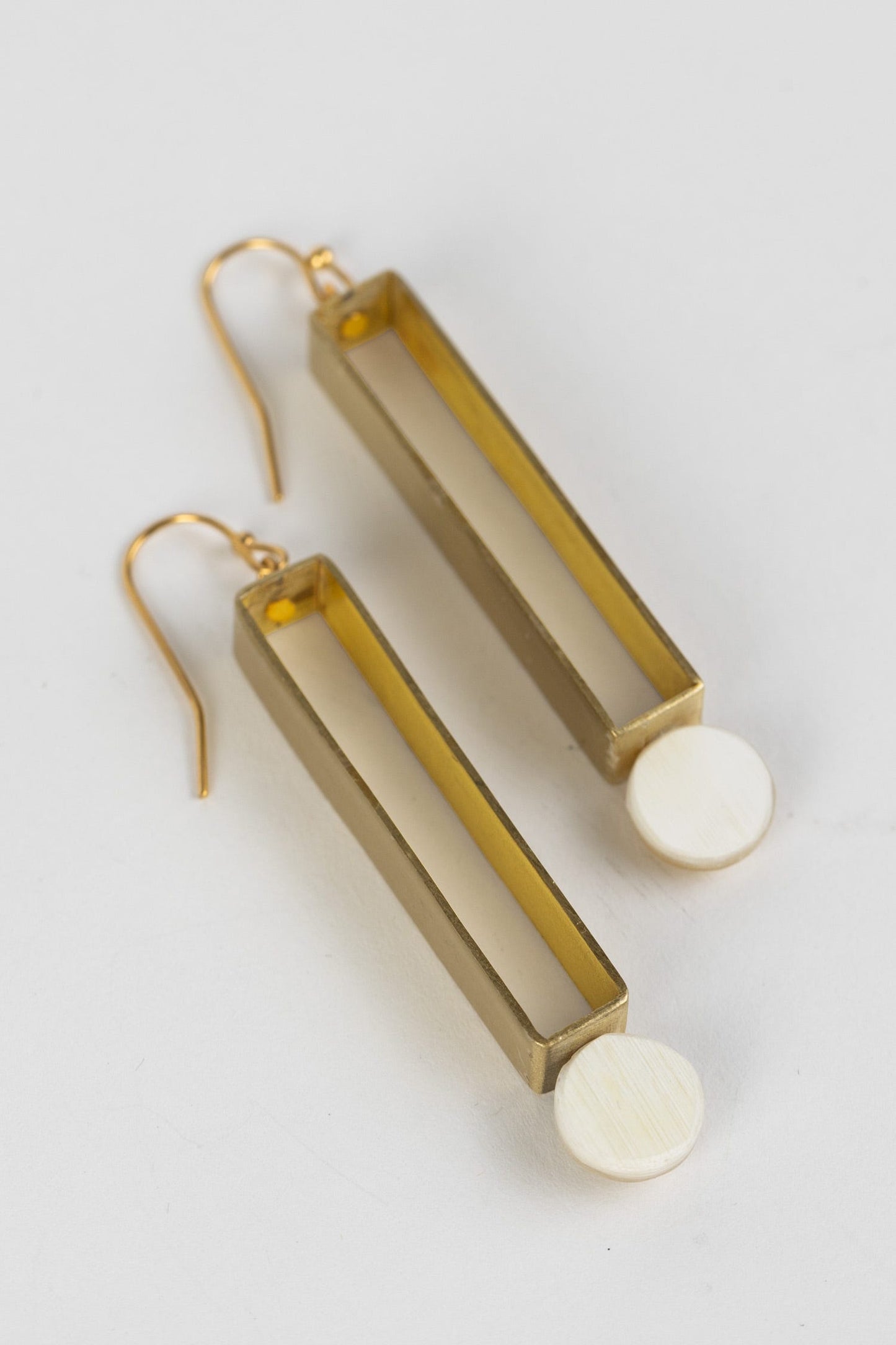 Earrings hollow rect/disc mtl/horn 2.5L br/crm