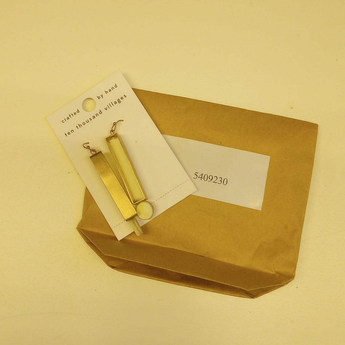 Earrings hollow rect/disc mtl/horn 2.5L br/crm
