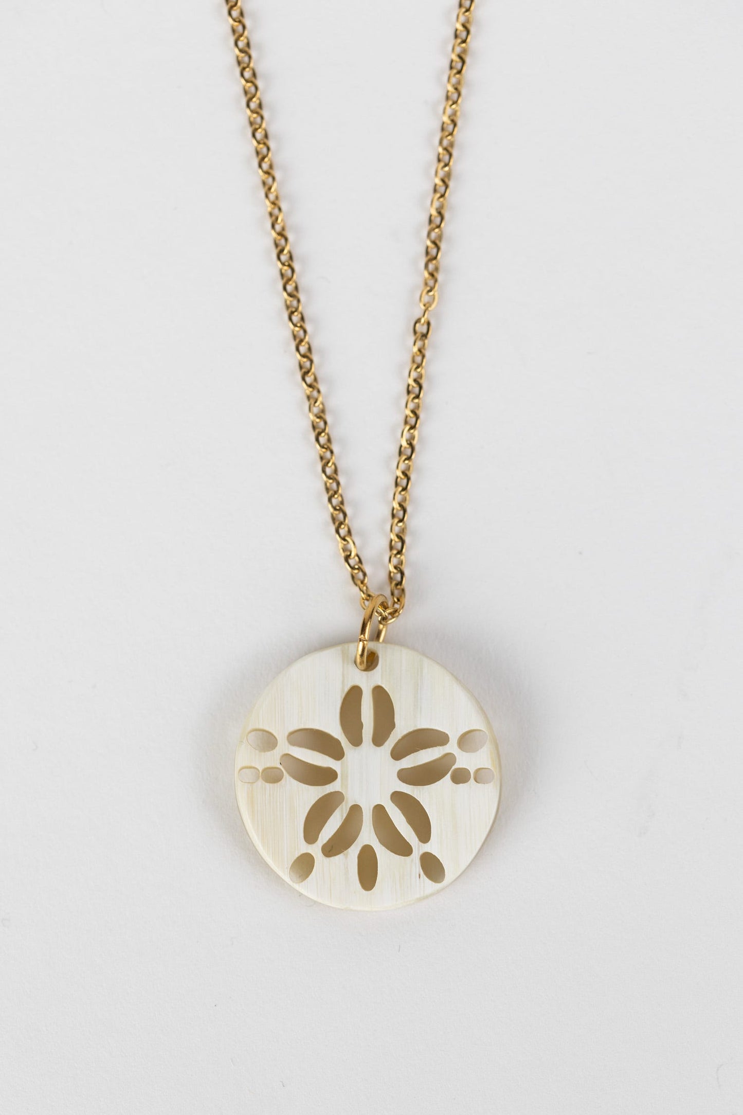 Necklace sand dollar pend horn/mtl 1Dx18L crm/gld