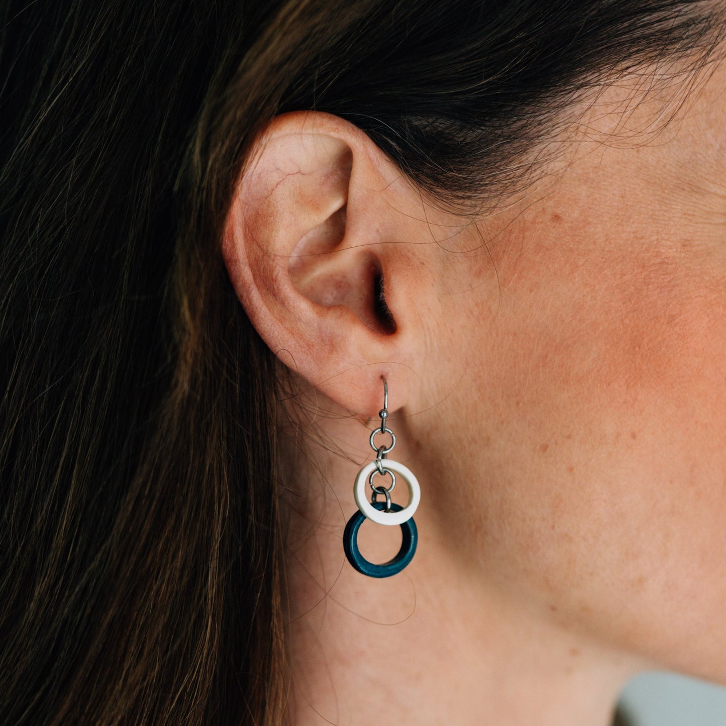 Earrings dangle 2 crcl horn/steel 1.5L blu/crm