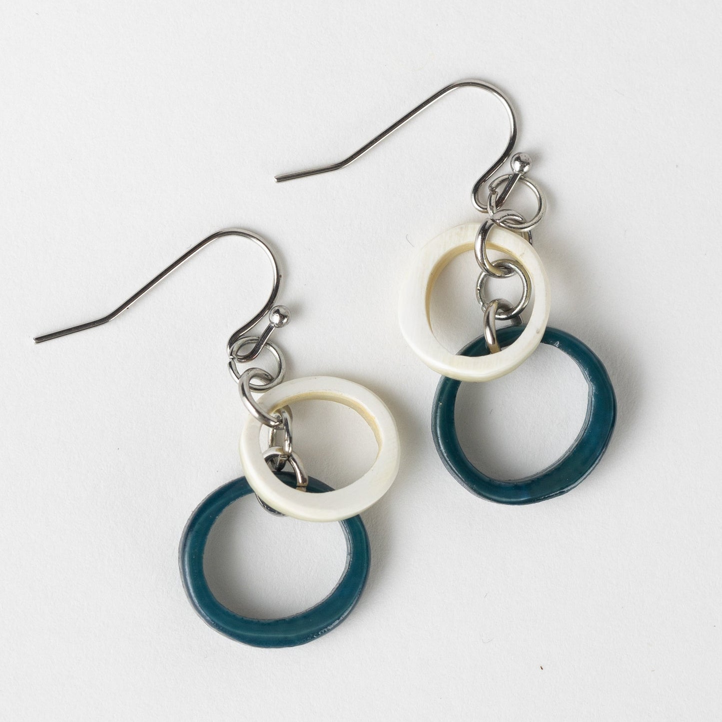 Earrings dangle 2 crcl horn/steel 1.5L blu/crm
