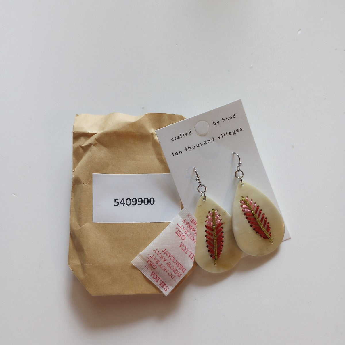 Earrings stitched leaf t-drop hrn/cttn 2.5L crm/rd