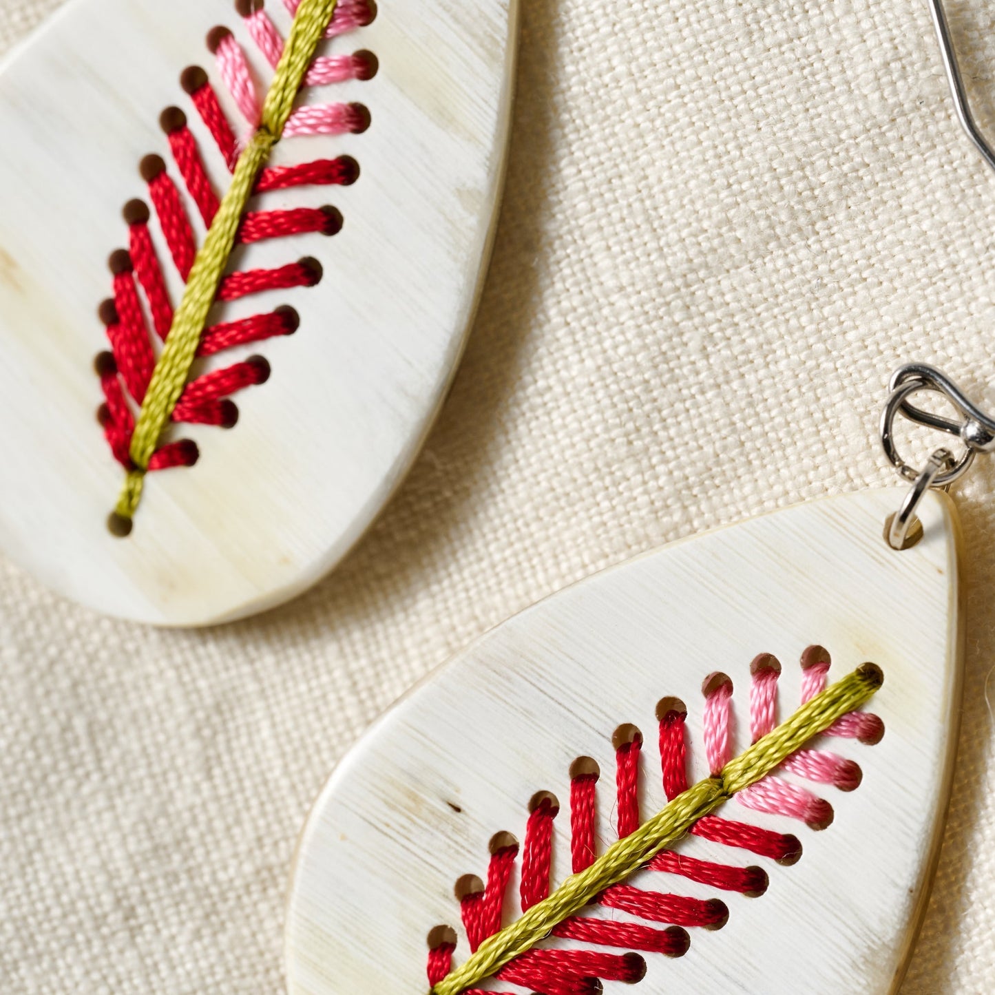 Earrings stitched leaf t-drop hrn/cttn 2.5L crm/rd