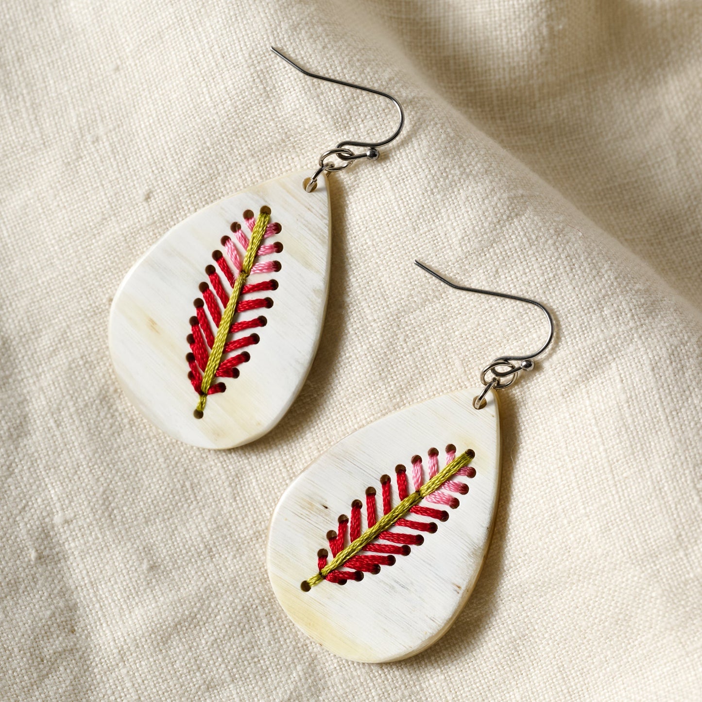 Earrings stitched leaf t-drop hrn/cttn 2.5L crm/rd