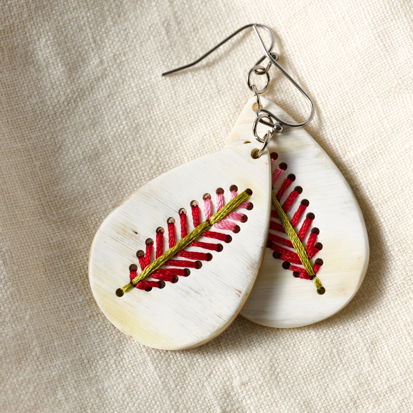 Earrings stitched leaf t-drop hrn/cttn 2.5L crm/rd