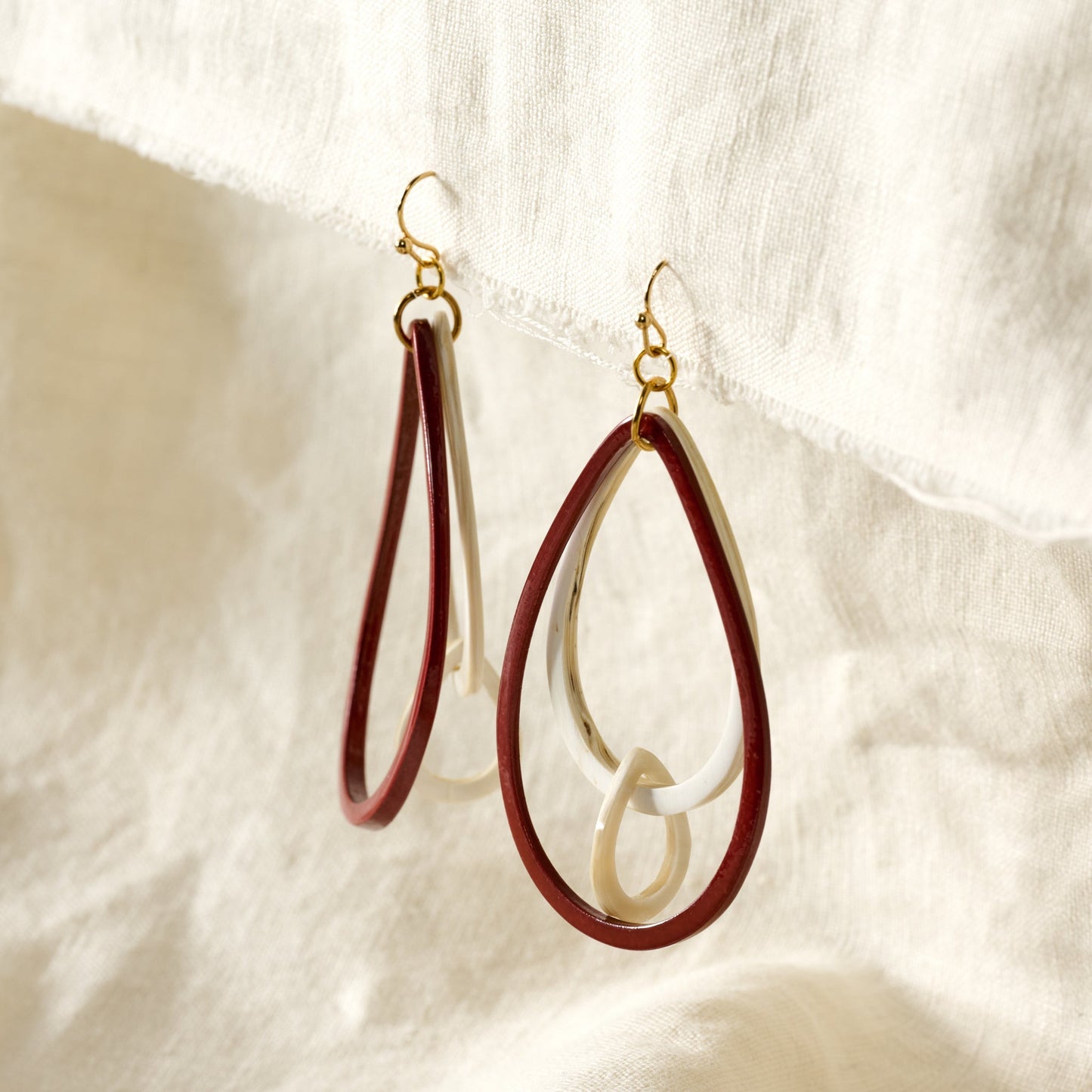 Earrings triple teardrop horn 3L tan/red