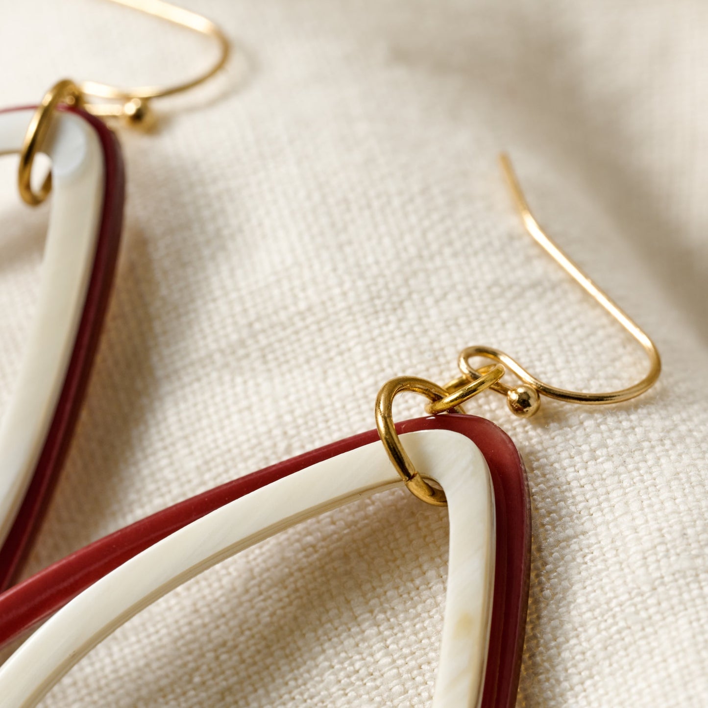 Earrings triple teardrop horn 3L tan/red