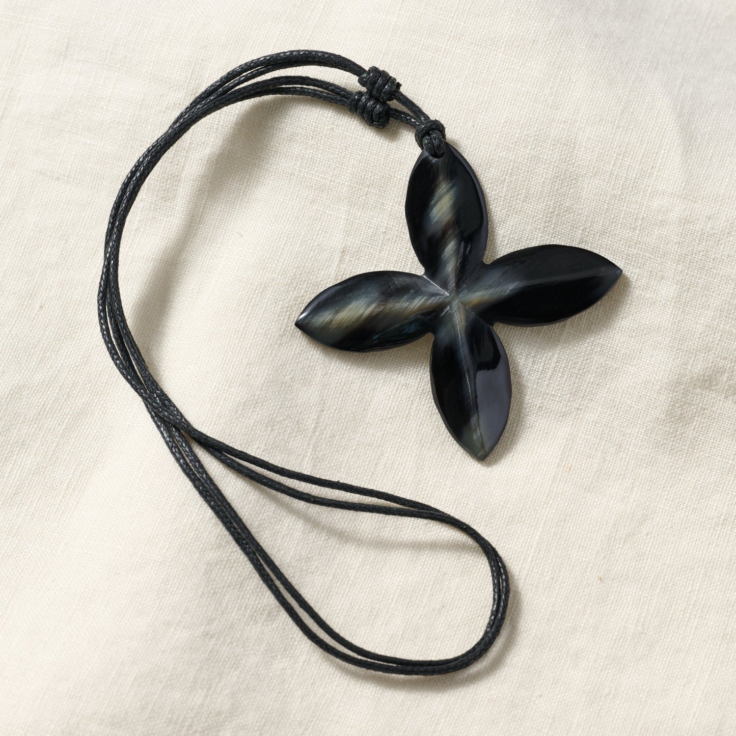 Necklace sq cross horn/cttn adj black/crm