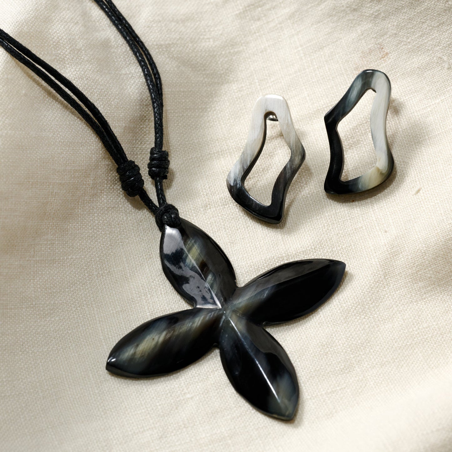 Earrings post squiggle circle horn 1.5L blk/crm