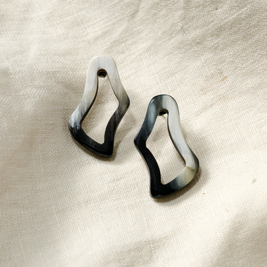 Earrings post squiggle circle horn 1.5L blk/crm