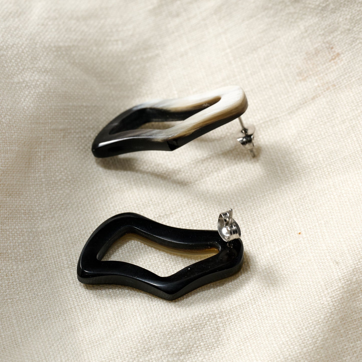 Earrings post squiggle circle horn 1.5L blk/crm