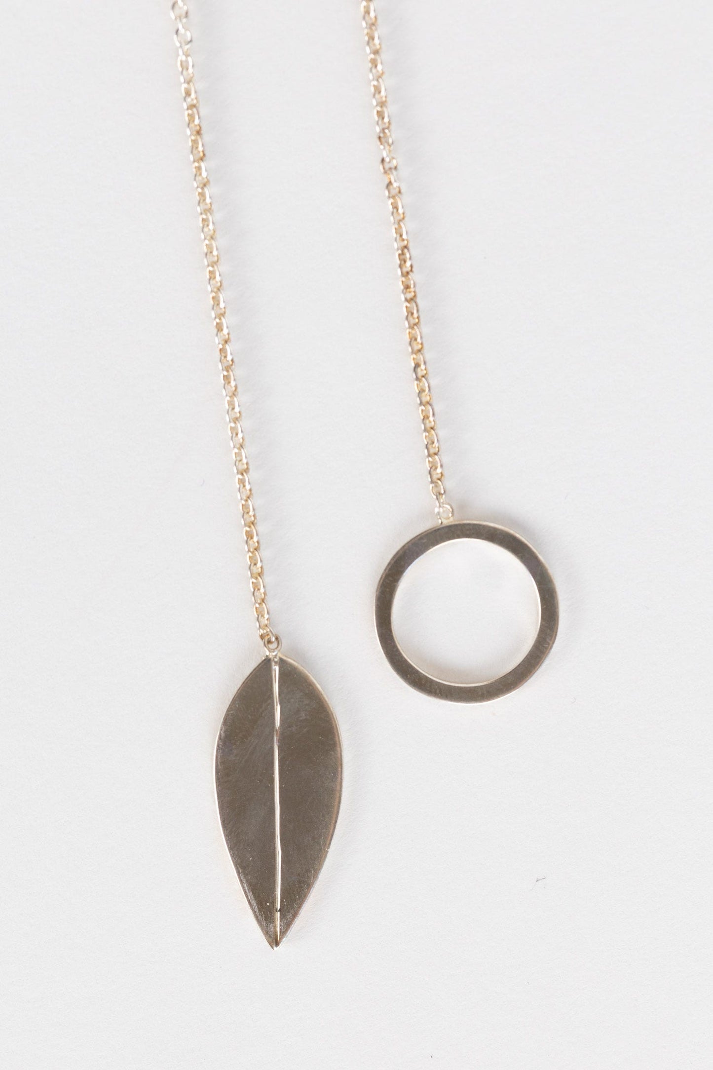 Necklace slide thru lariat w/lf pend mtl 29L silv