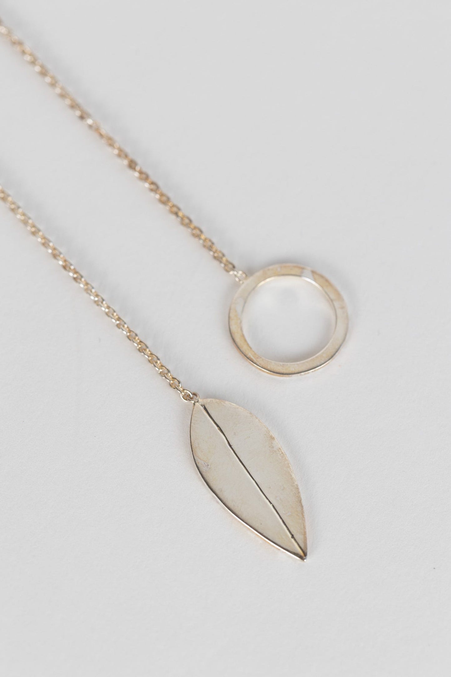 Necklace slide thru lariat w/lf pend mtl 29L silv