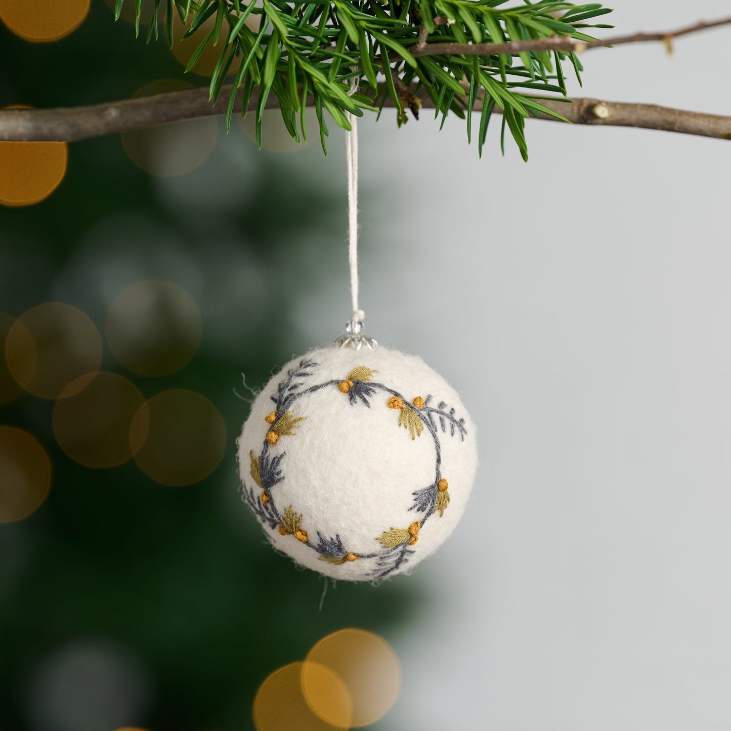 Ornament ball embroidered M/2 felt crm/gray/green