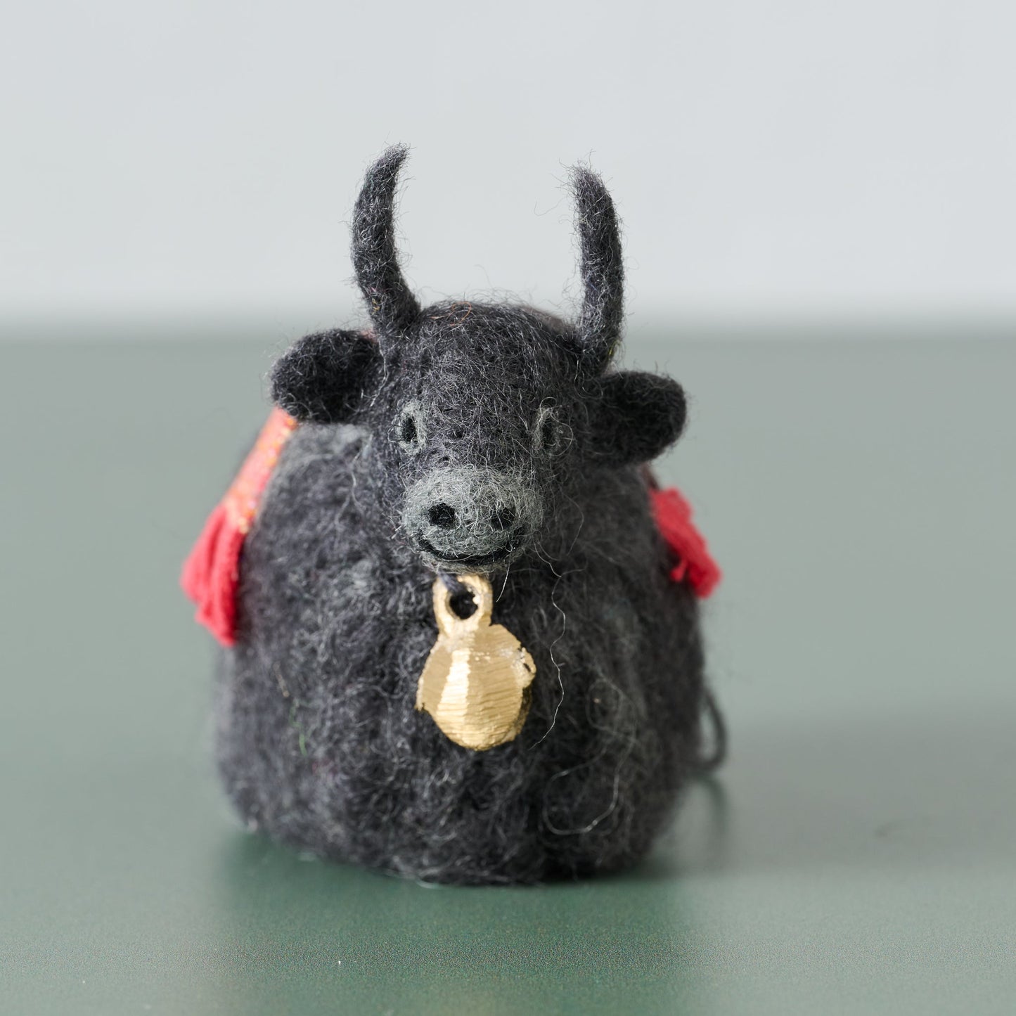 Ornament yak w/blanket wool/cotton 2.5L gray/red