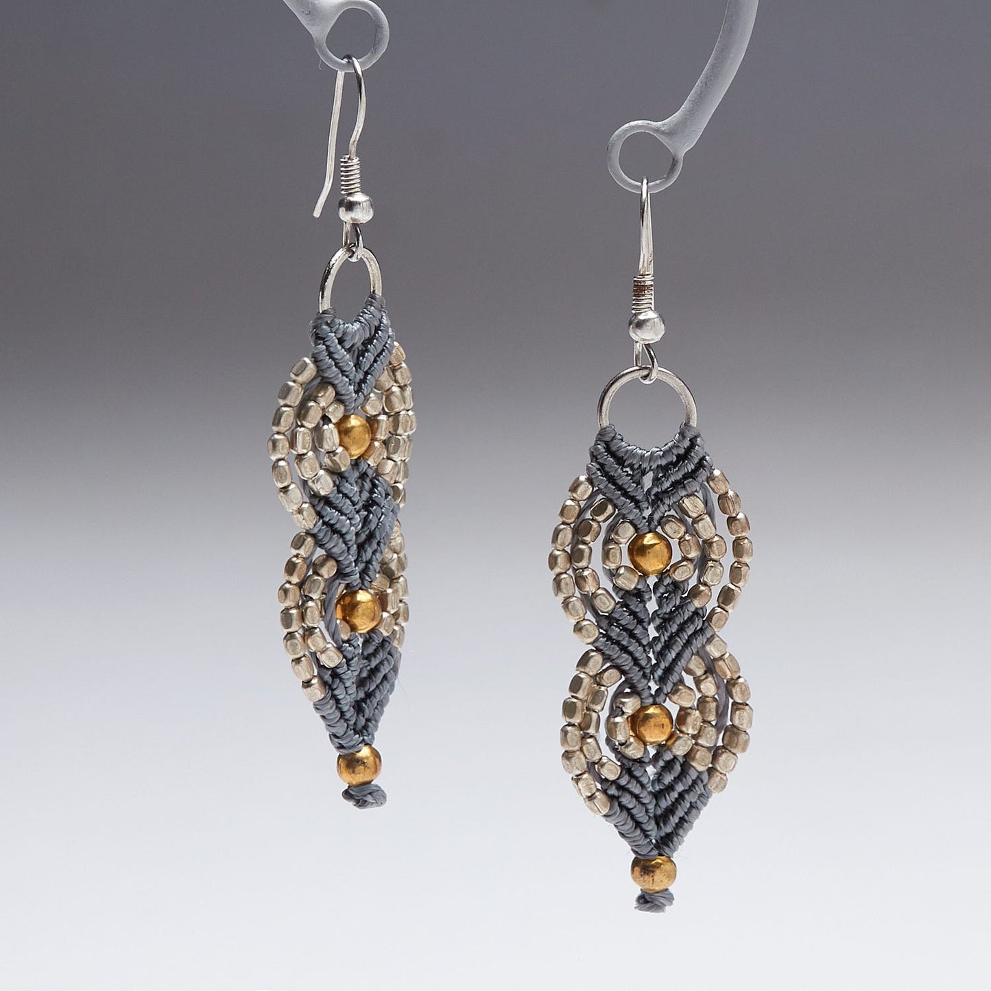 Earrings macrame/bds 2.5L gray/silv