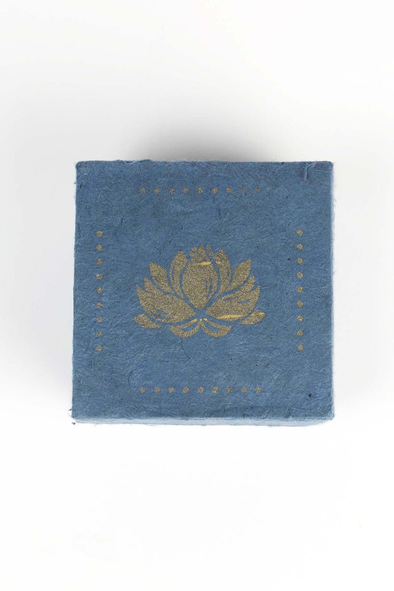 Incense holder lotus w/box cer 2.5D/4sq wht/blu