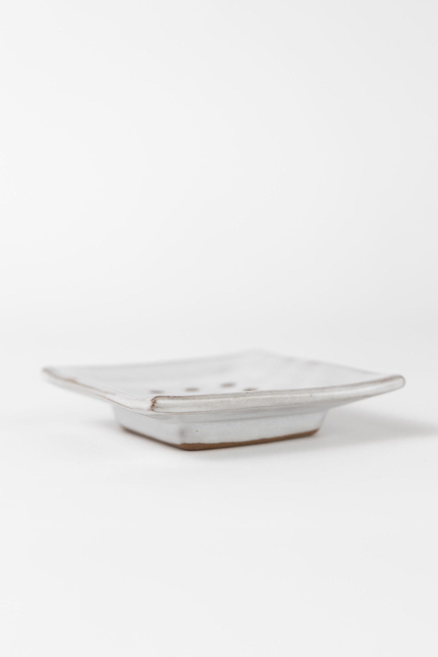 Soap dish farmhouse cer 4.5sqx.75H wht/gray