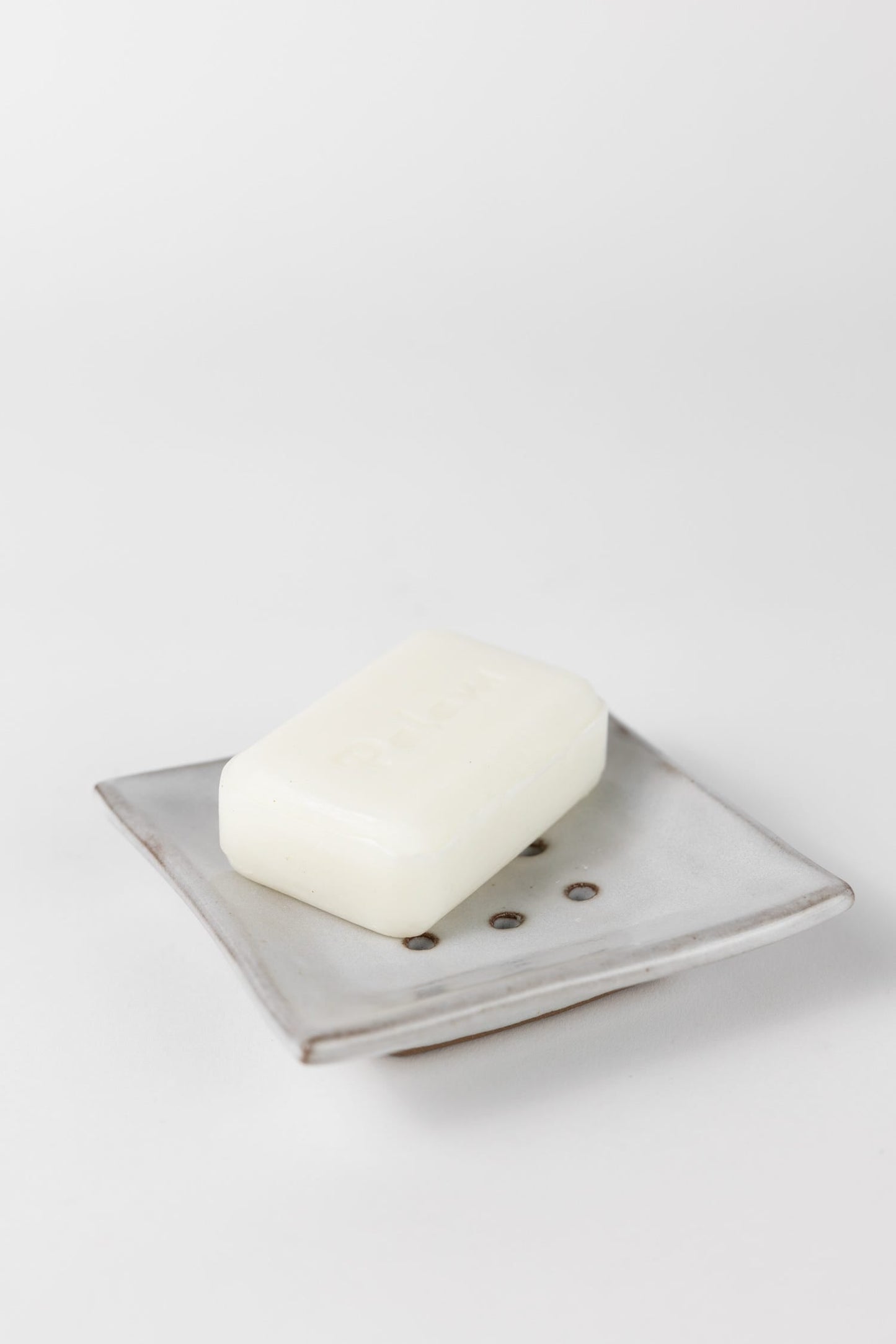 Soap dish farmhouse cer 4.5sqx.75H wht/gray