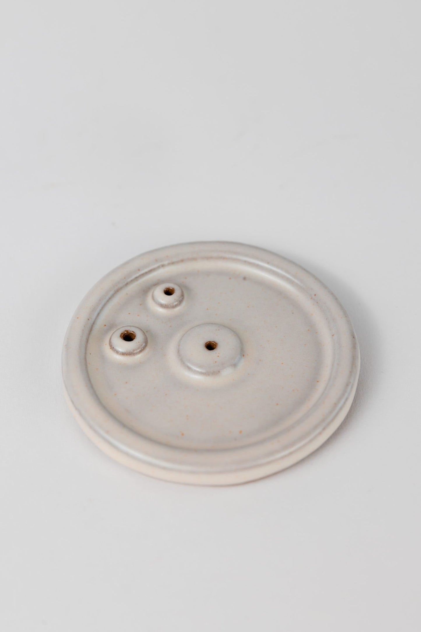 Incense holder emotive face M/3 cer 3.25D wht/gray