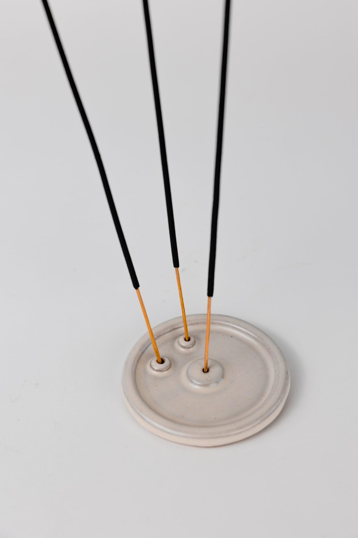 Incense holder emotive face M/3 cer 3.25D wht/gray