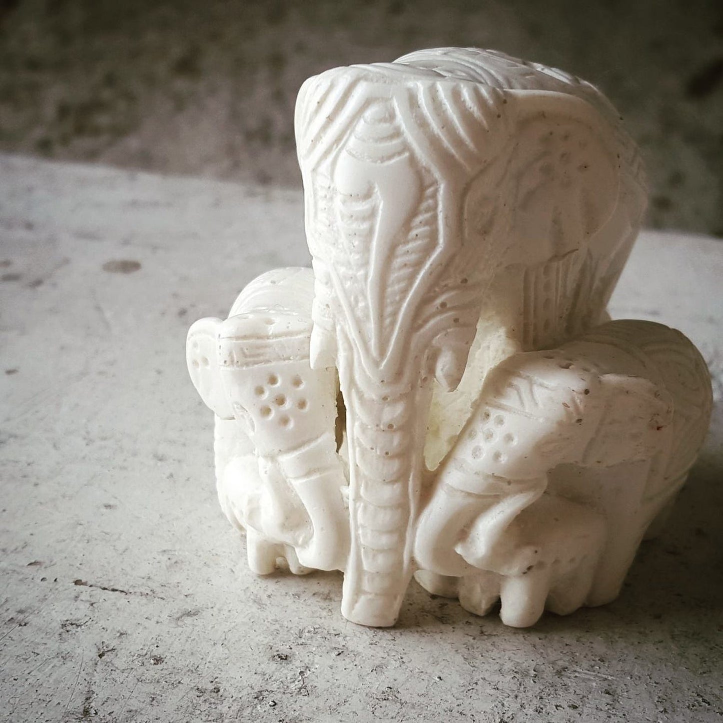 Elephant family resin 2.5H cream