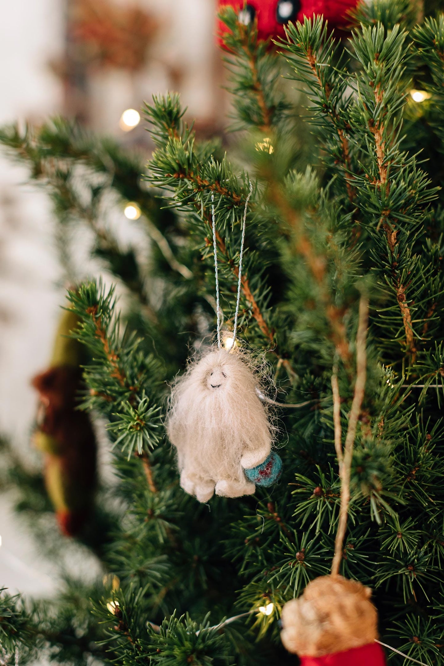 Ornament yeti child w/ball M\5 wool 2H white/teal
