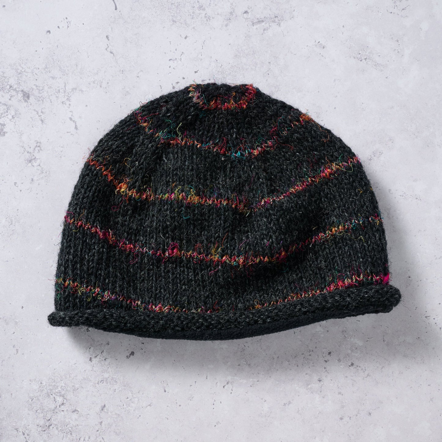 Hat knit striped wl/recyc silk 11W charcoal/multi