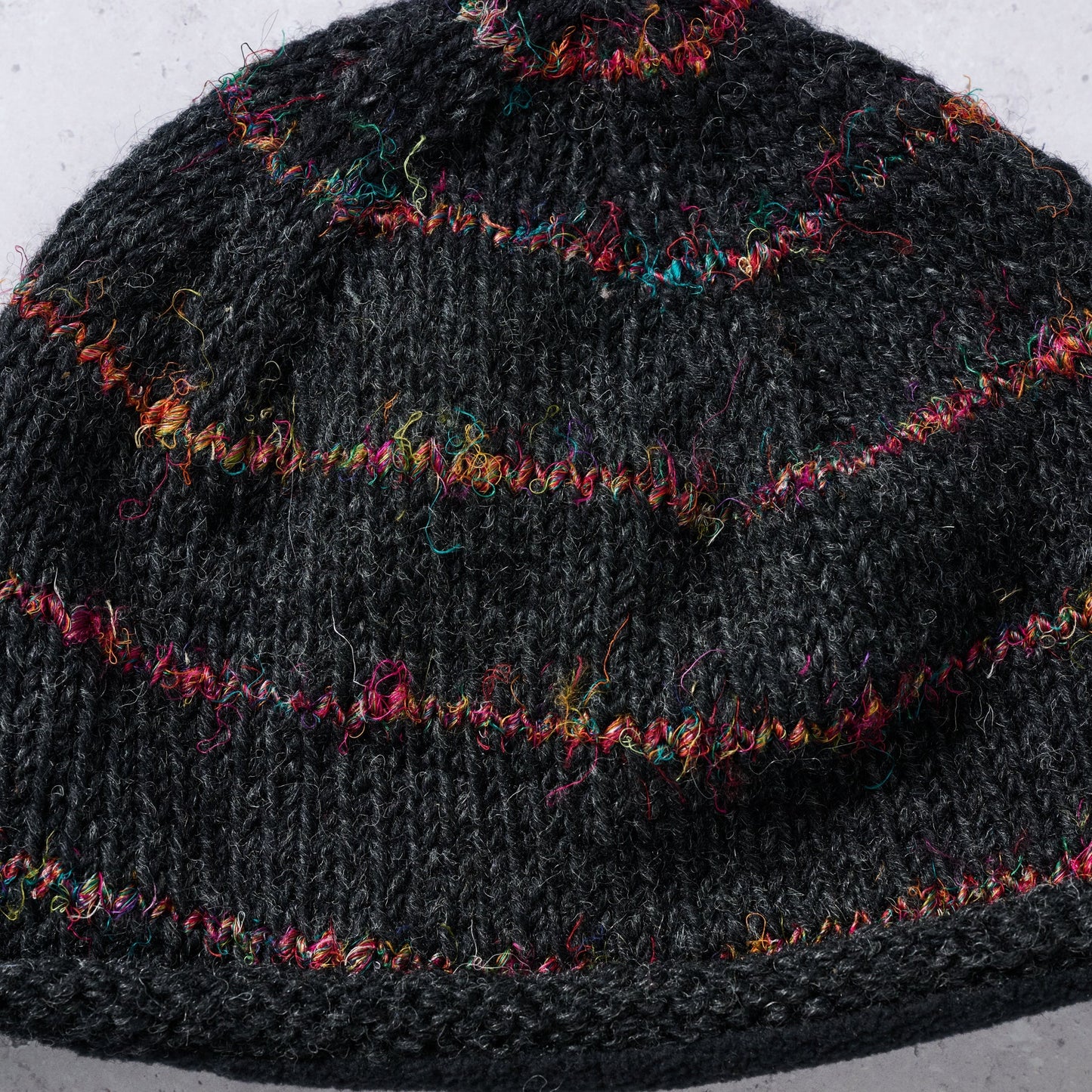 Hat knit striped wl/recyc silk 11W charcoal/multi