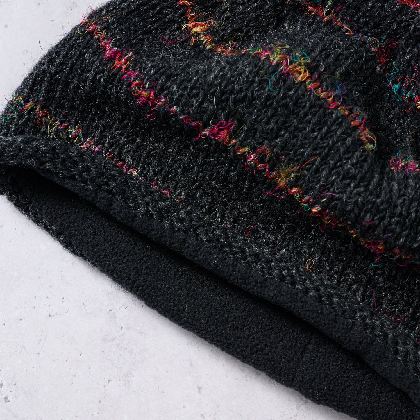Hat knit striped wl/recyc silk 11W charcoal/multi