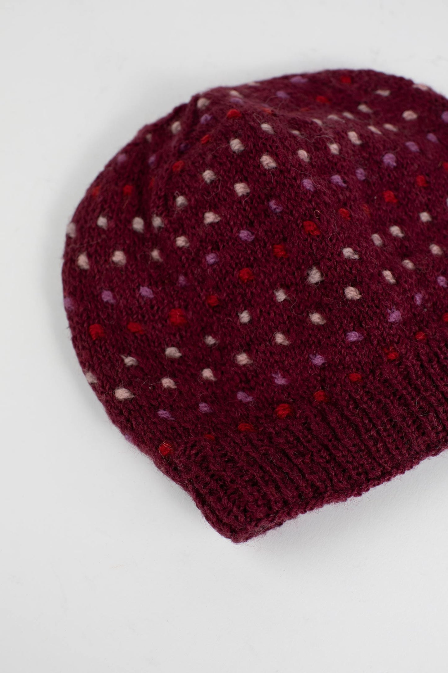 Hat scattered dots lined wool plum/red/pink