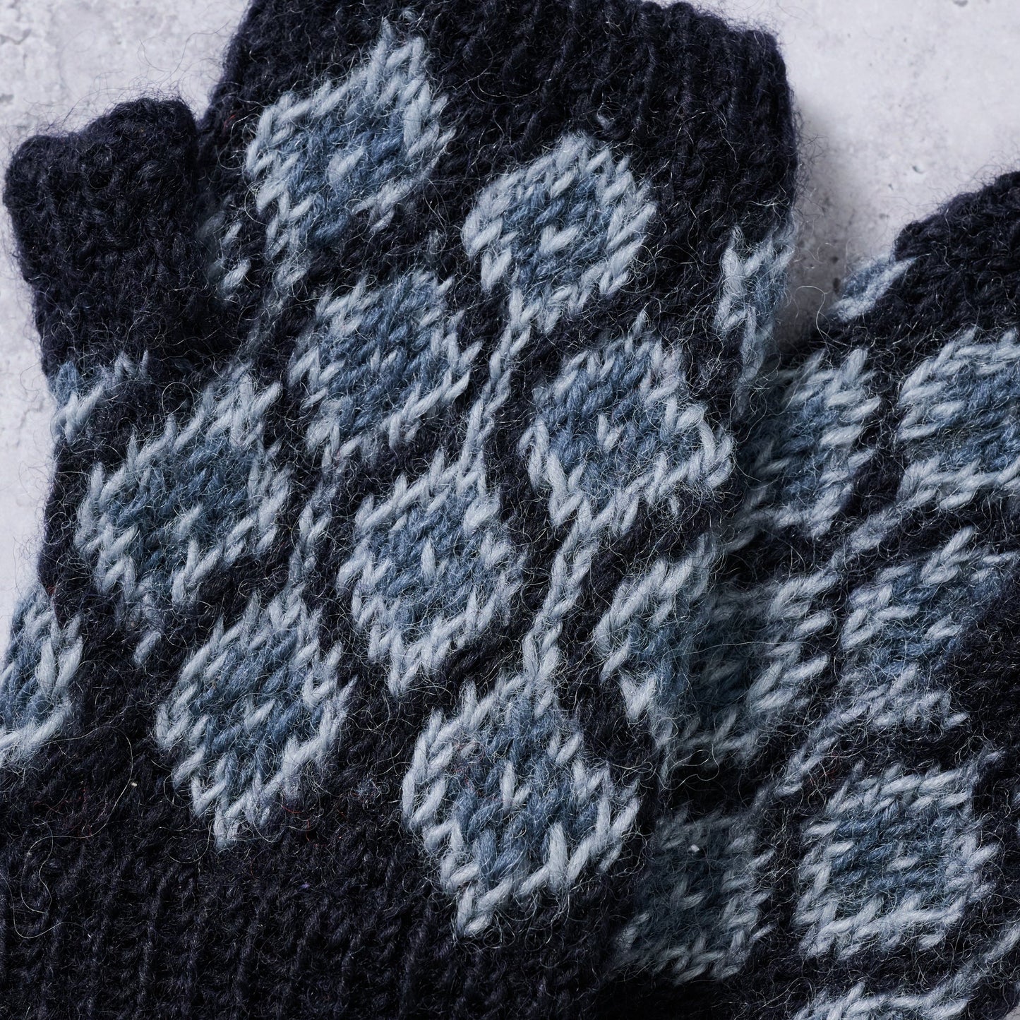 Wrist warmers joined diamonds wool 7L navy/lt blue