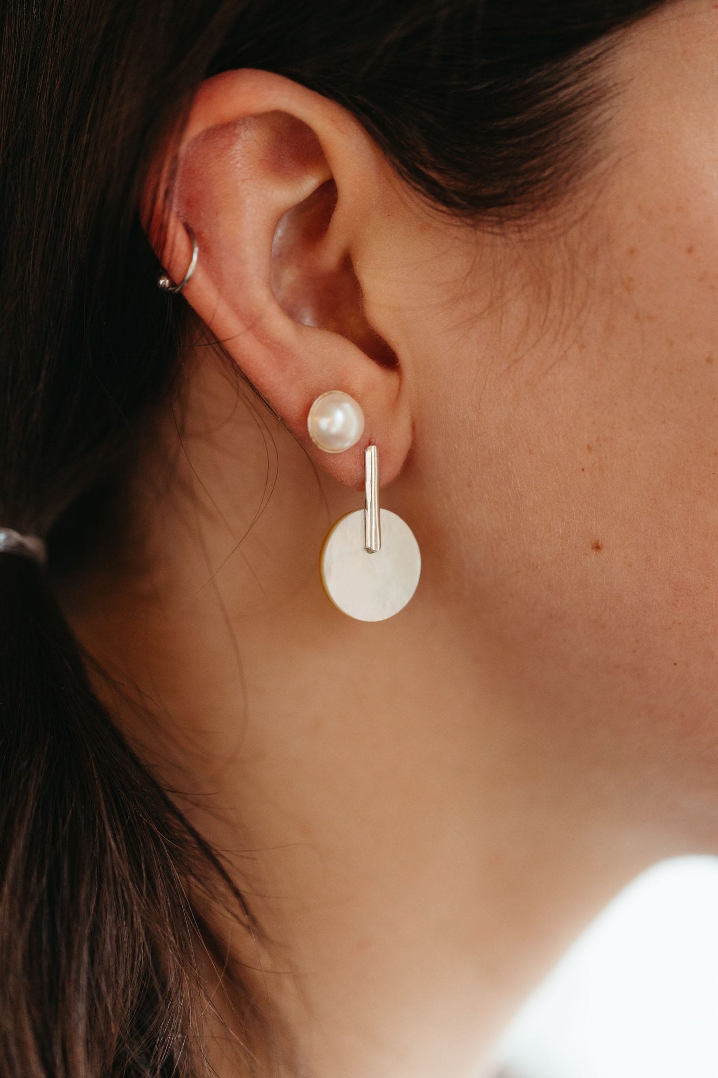 Earrings post luna disc/bar MOP/strlg 1L crm/silv