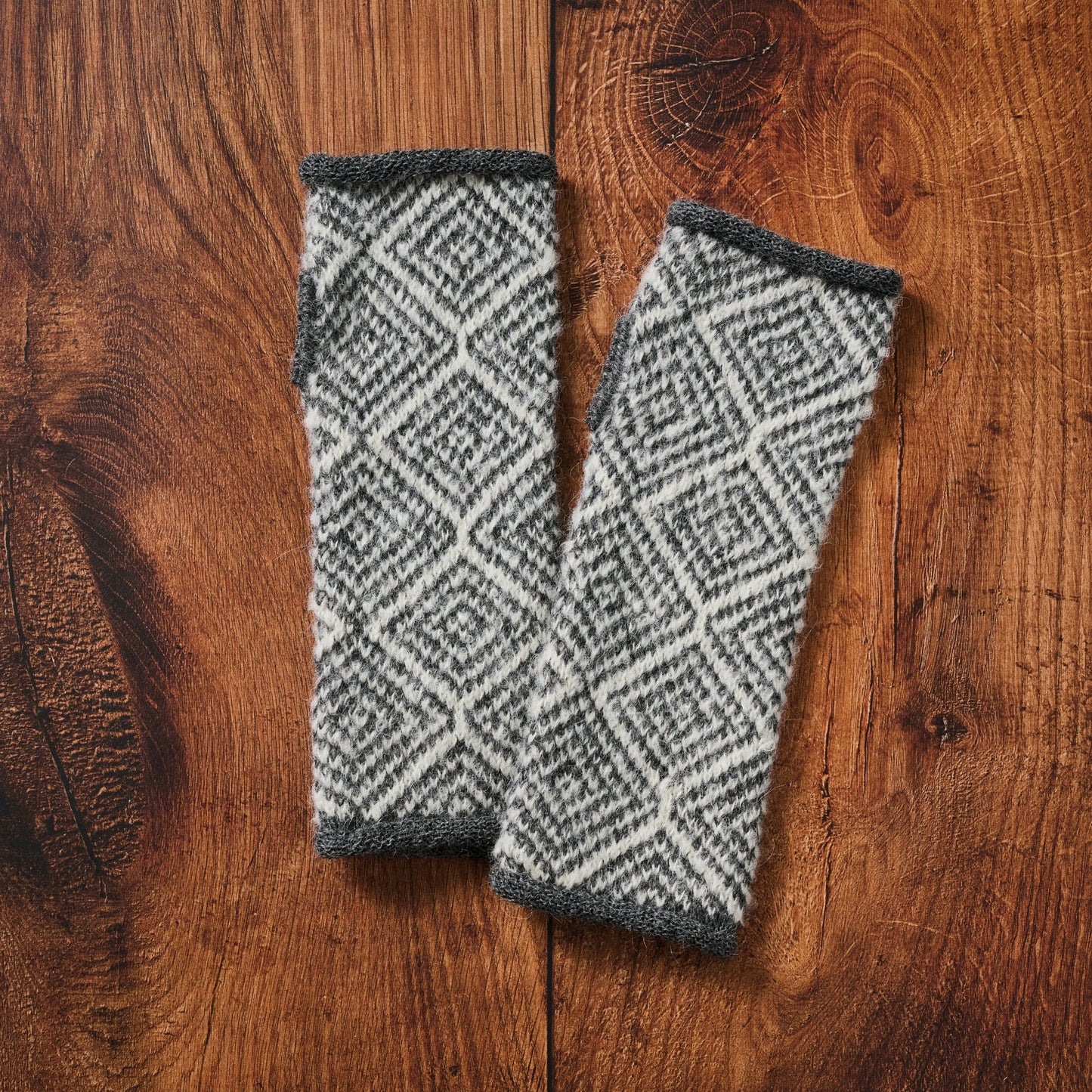 Wristwarmers diamond pattern alpaca 10L gray/white