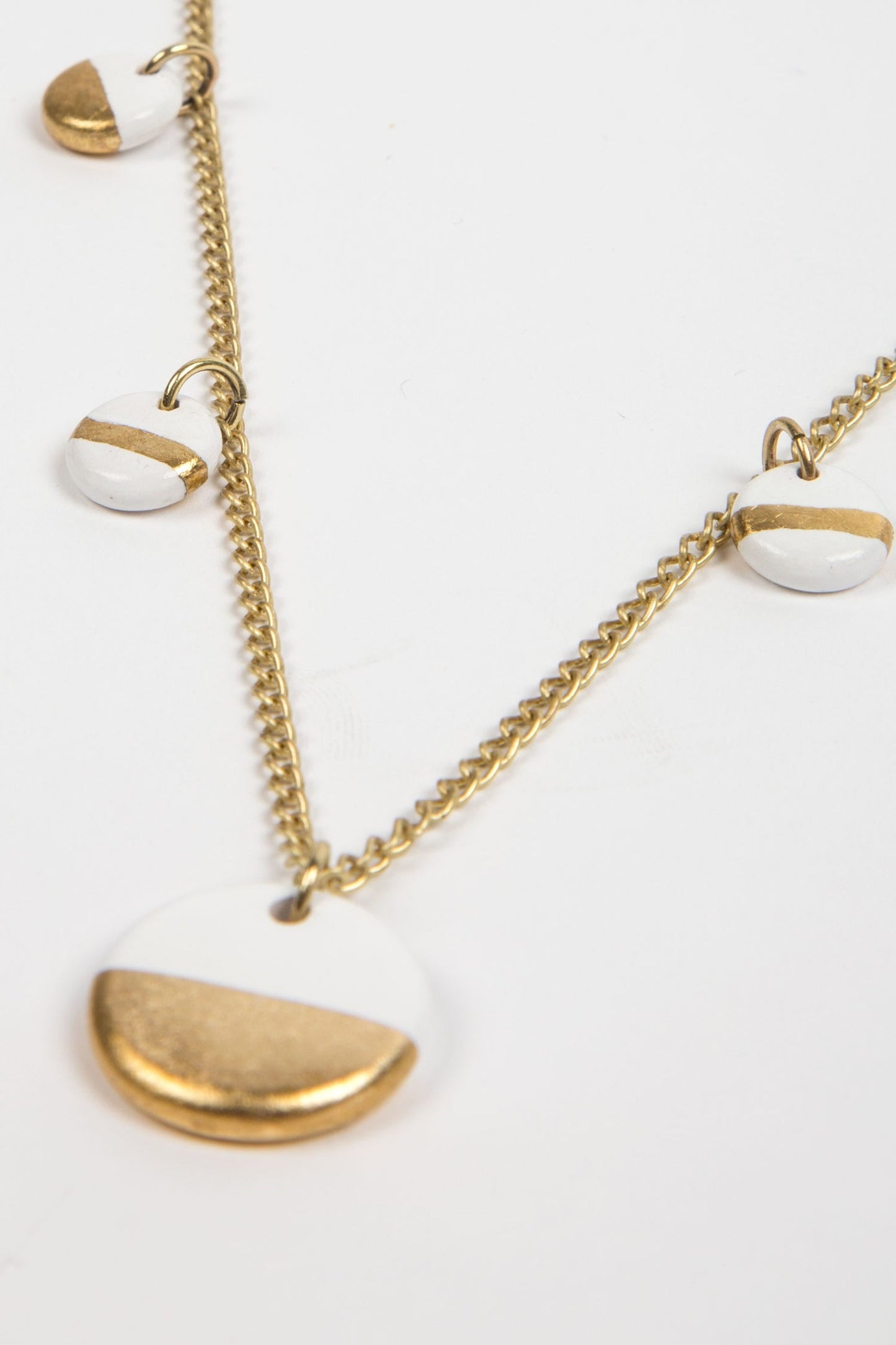 Necklace spaced discs on chain cer 17L gold/white
