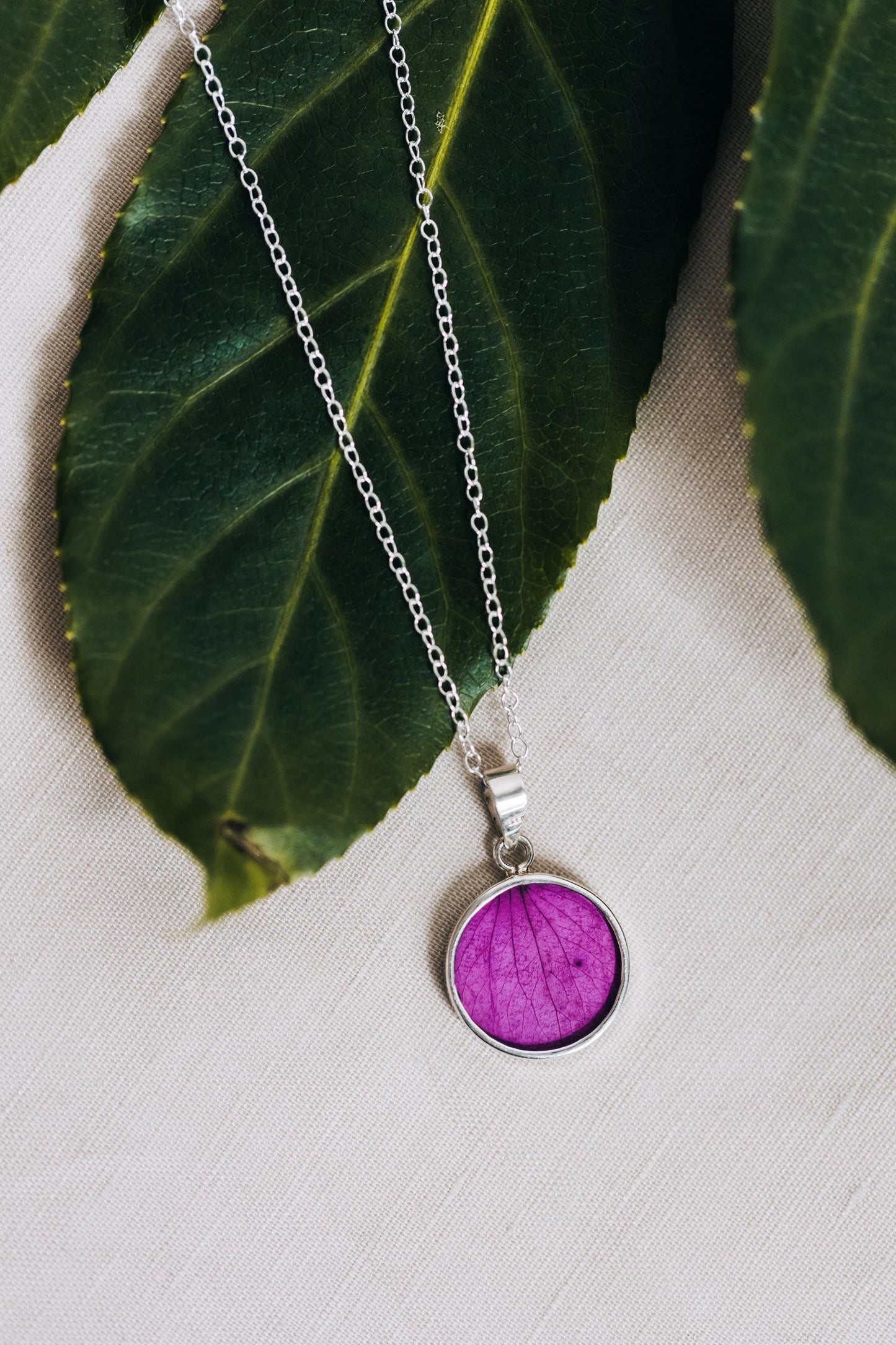 Necklace round pend strlg/pressed flwr 16L fuchsia