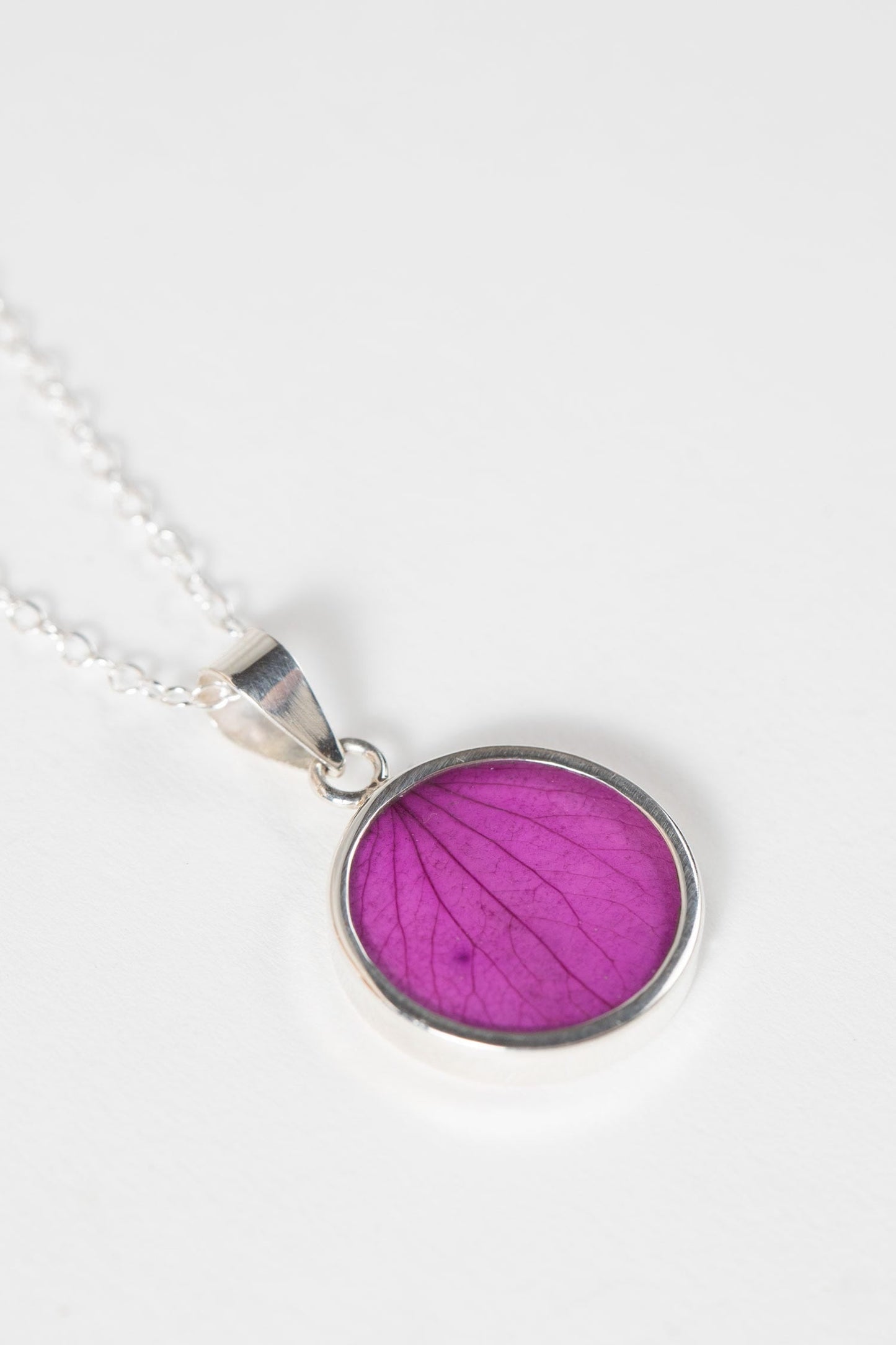 Necklace round pend strlg/pressed flwr 16L fuchsia