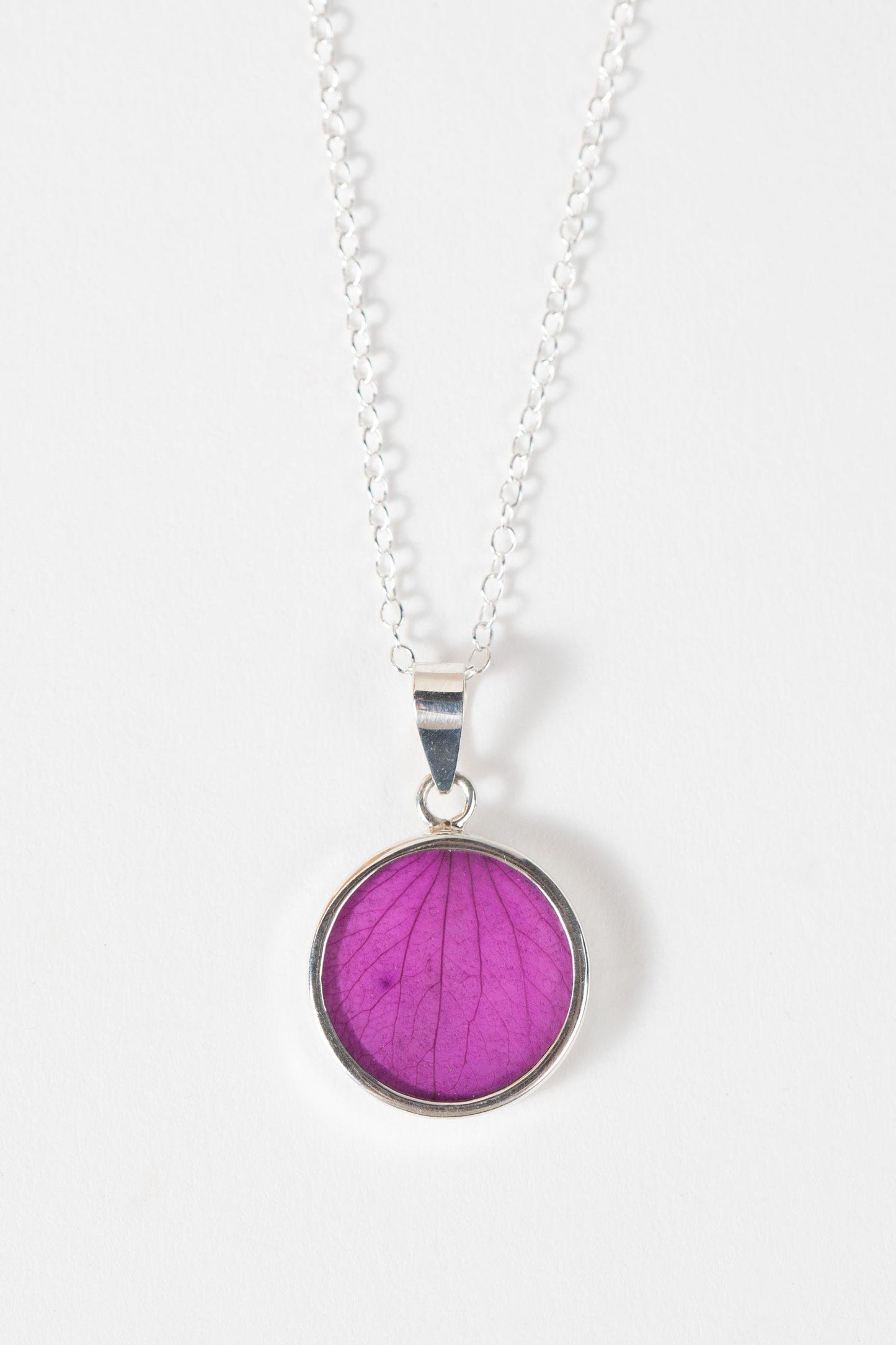 Necklace round pend strlg/pressed flwr 16L fuchsia