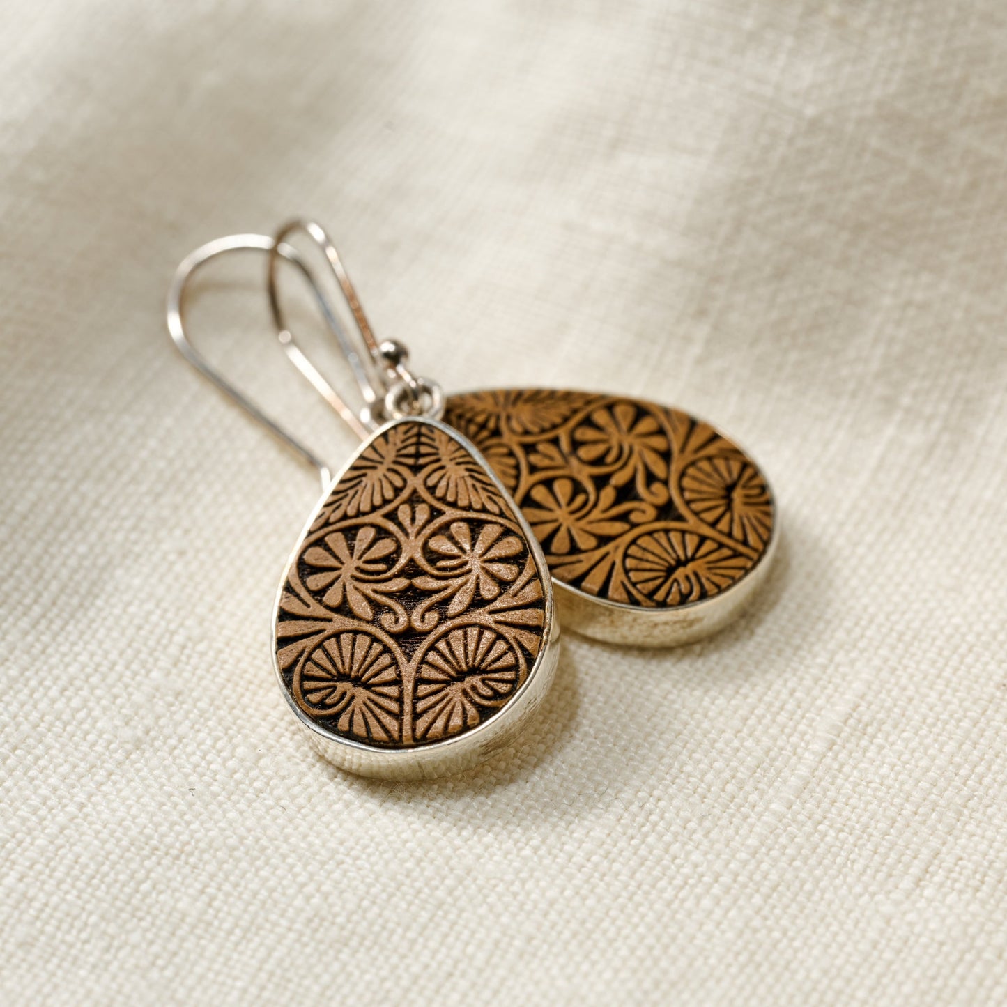 Earrings teardrop carved gourd/strlg 1.5L silv/brn