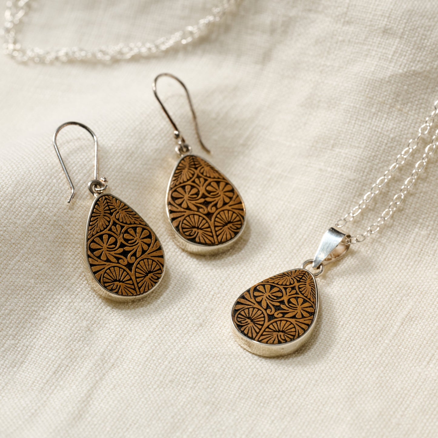 Earrings teardrop carved gourd/strlg 1.5L silv/brn