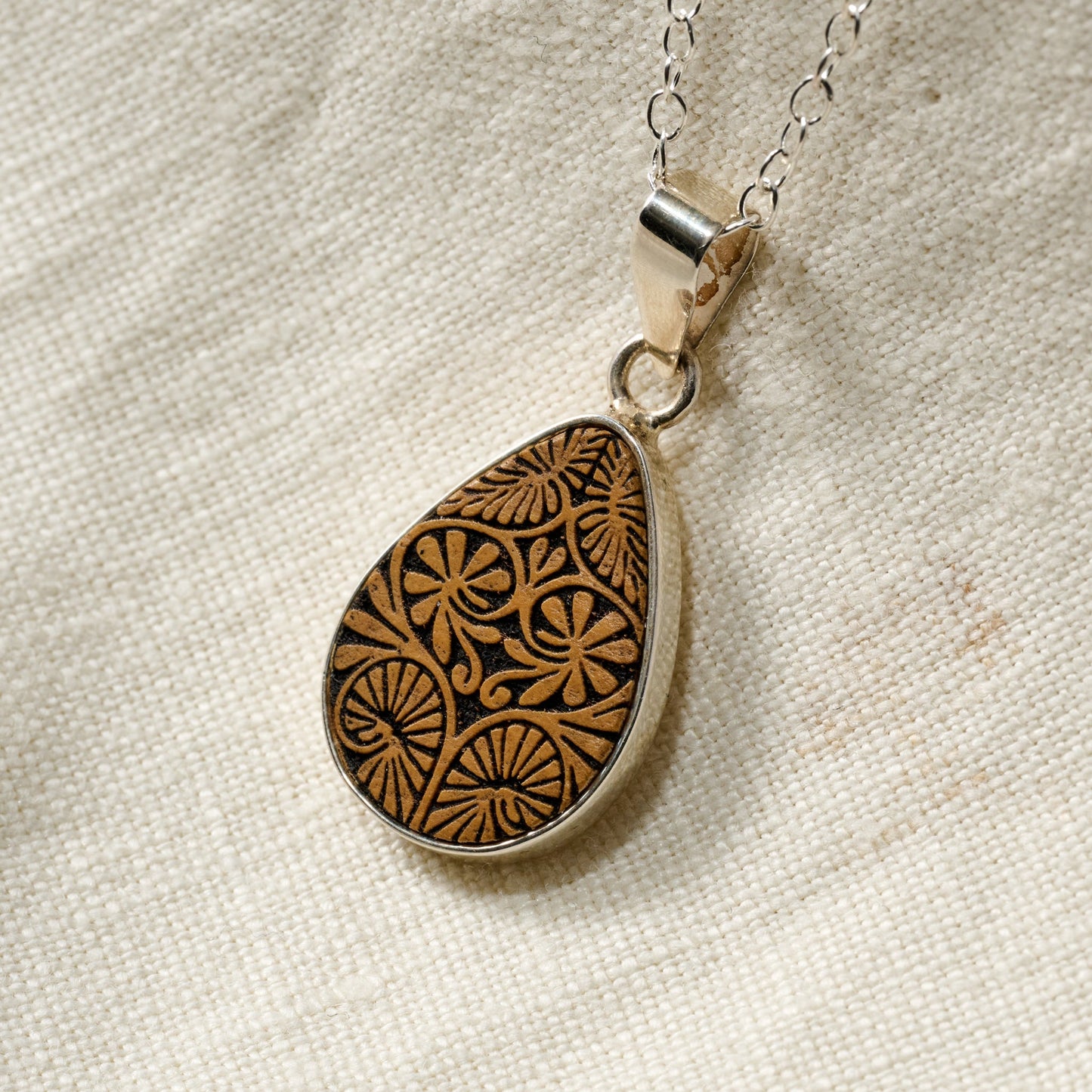 Necklace teardrop carved gourd/strlg 16L silv/brn