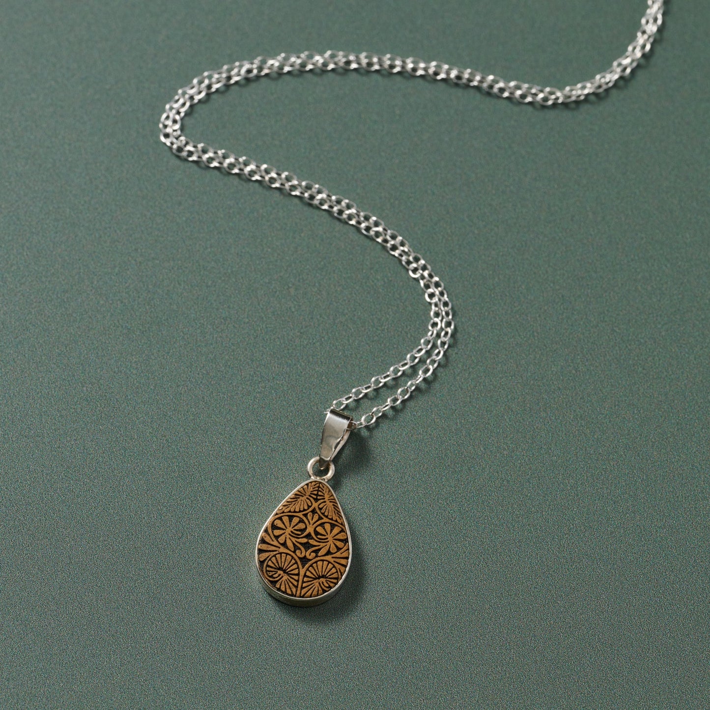 Necklace teardrop carved gourd/strlg 16L silv/brn