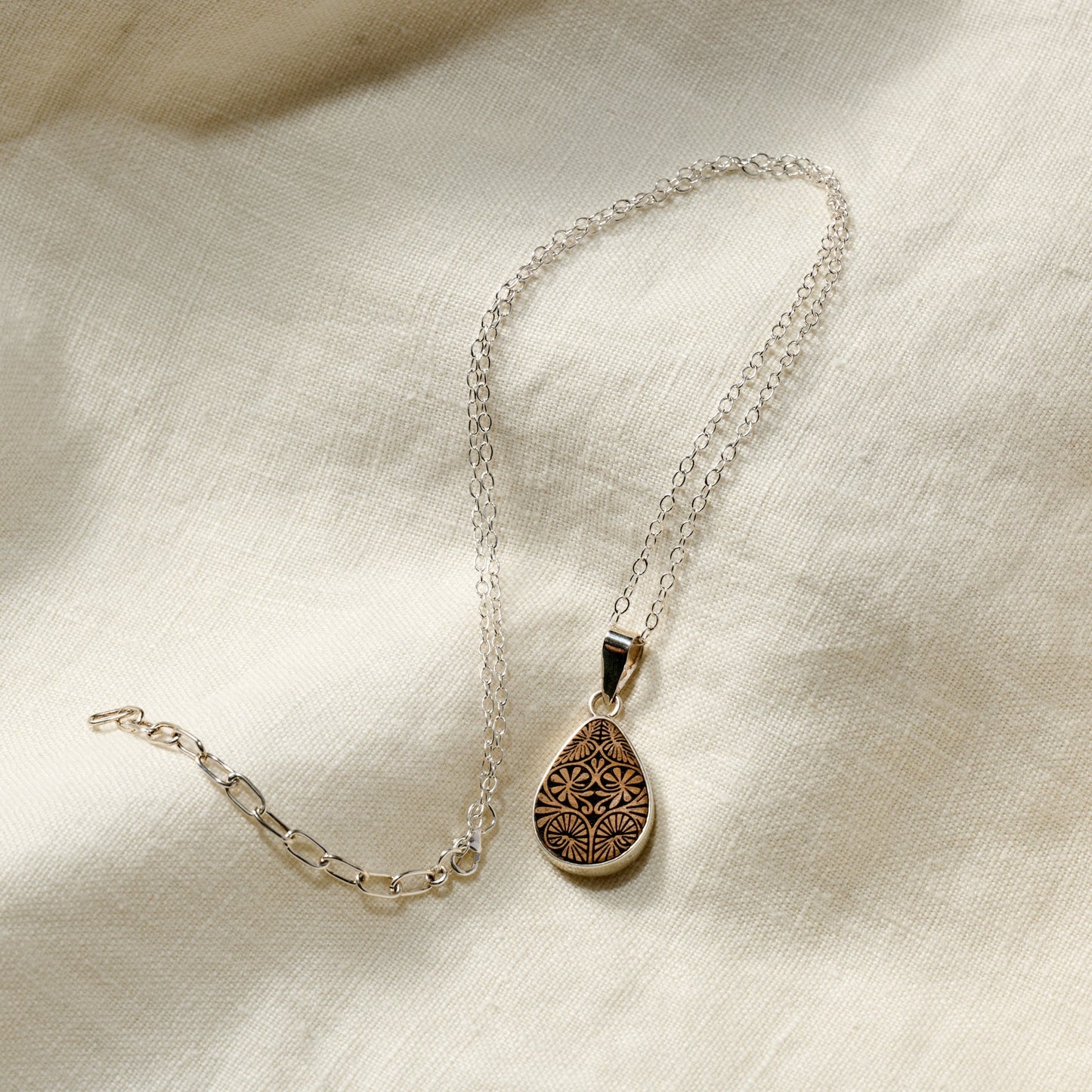 Necklace teardrop carved gourd/strlg 16L silv/brn
