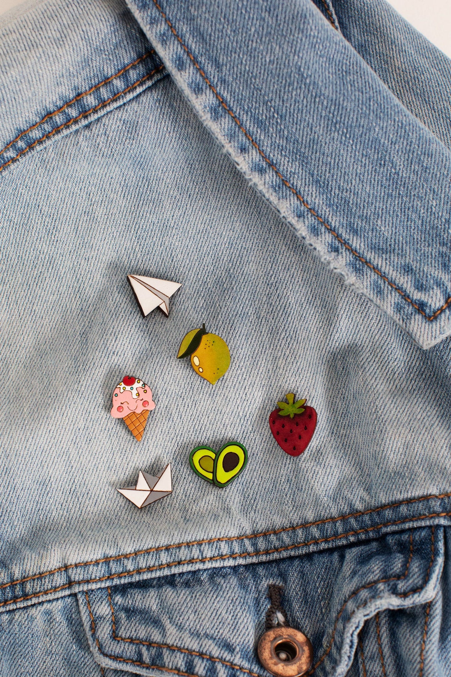 Pin strawberry w/card M/3 gourd .75D red/green