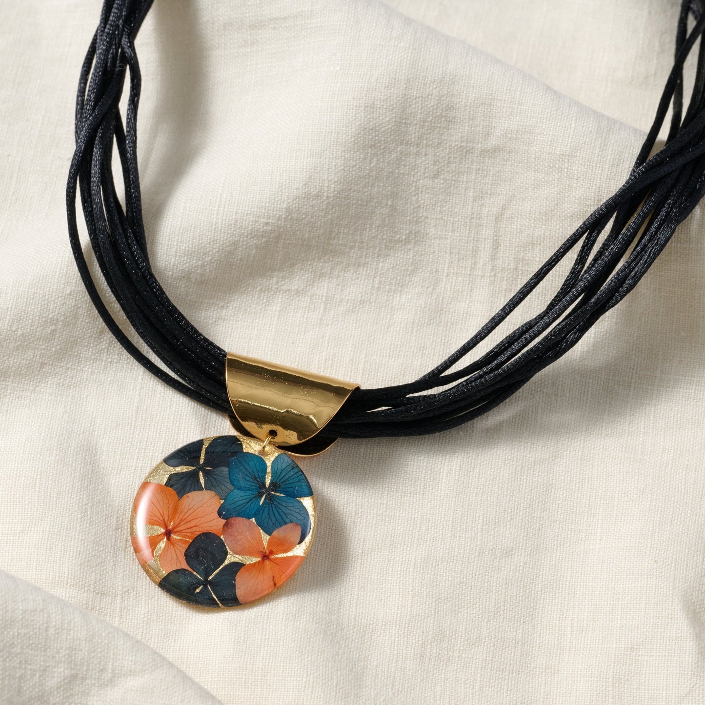 Necklace petals silk/resin/steel 19L blk/gld/blu