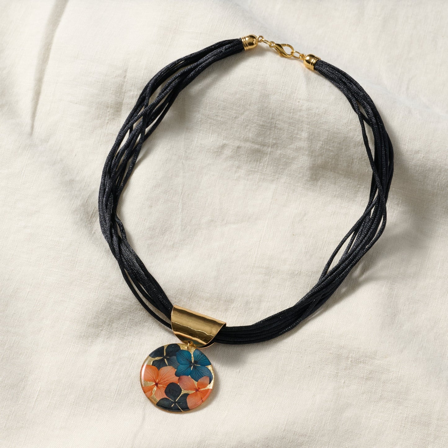 Necklace petals silk/resin/steel 19L blk/gld/blu