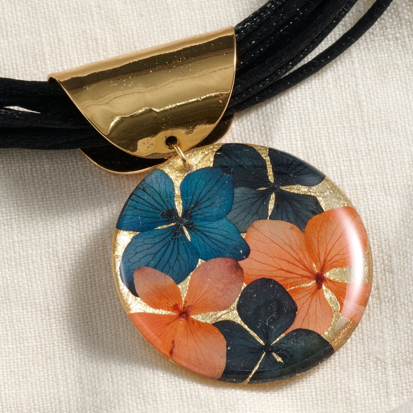 Necklace petals silk/resin/steel 19L blk/gld/blu